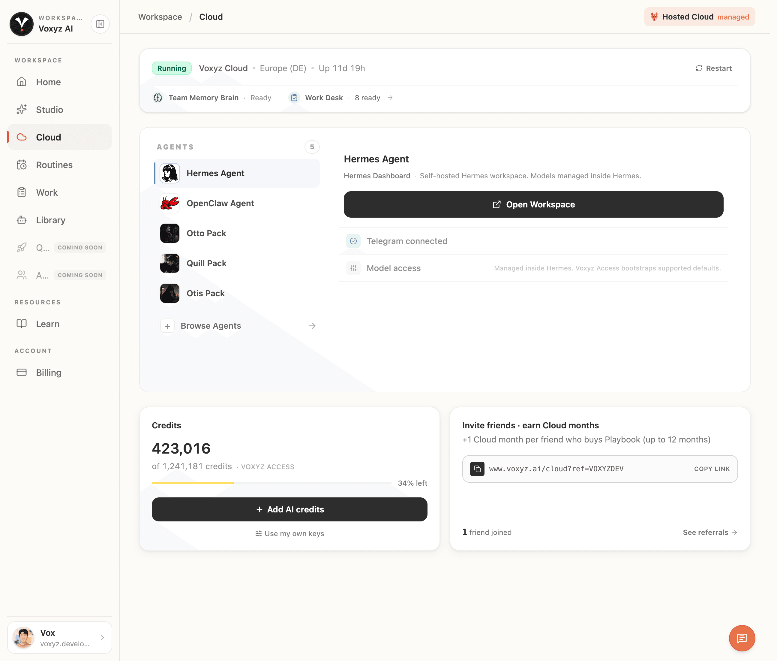 Voxyz Cloud 工作台截图:Voxyz Cloud 实例在欧洲 (DE) 节点运行,已选中 Hermes Agent 并连上 Telegram,侧栏列出 OpenClaw 及 Otto / Quill / Otis 三个 pack,底部还有 credits 和邀请朋友面板。